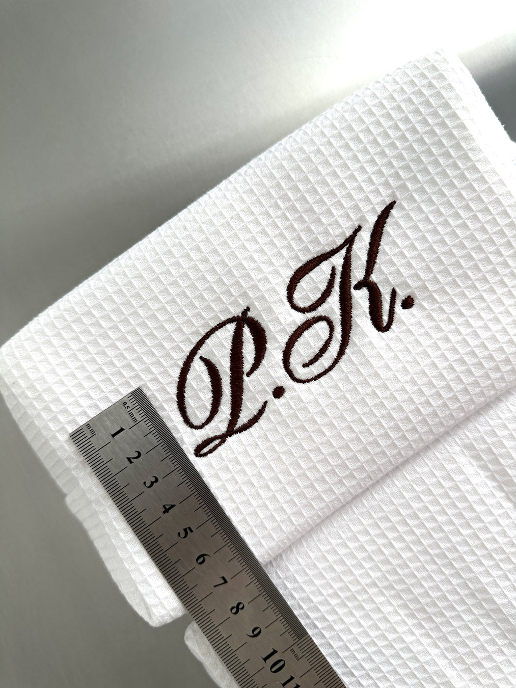 Personalized Makeup Bag with Initials – Modern Minimalist Cosmetic Bag, Aesthetic Waffle Toiletry Pouch, Bridesmaid Gift, Bride Bag